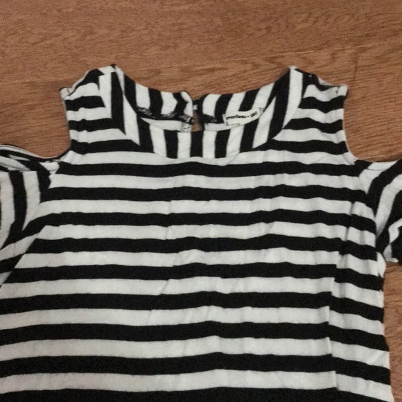 t shirt and it has holes for the sholders - Picture 2 of 3